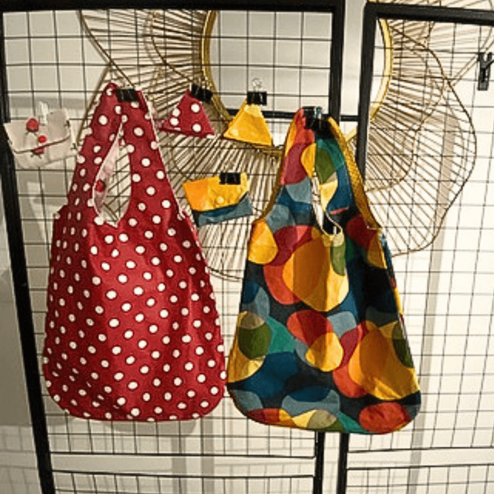 Sac course réversible coton/enduit avec son porte-monnaie et son porte-carte assortis 15€